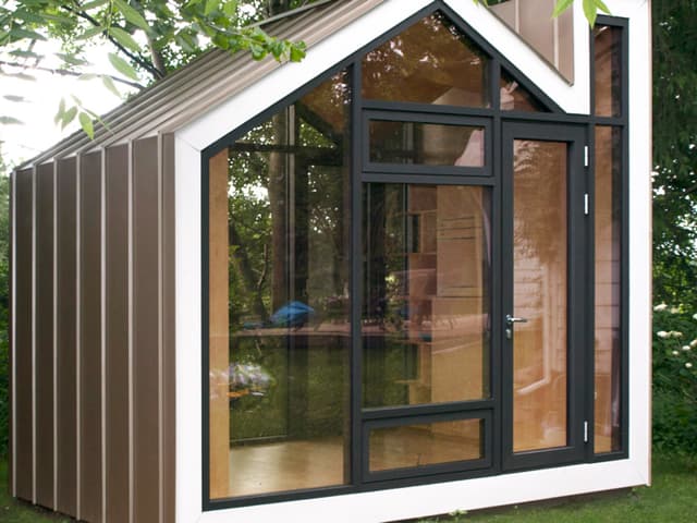 Bigfoot Awning, fixed and hinged door port-skihil-hero 1